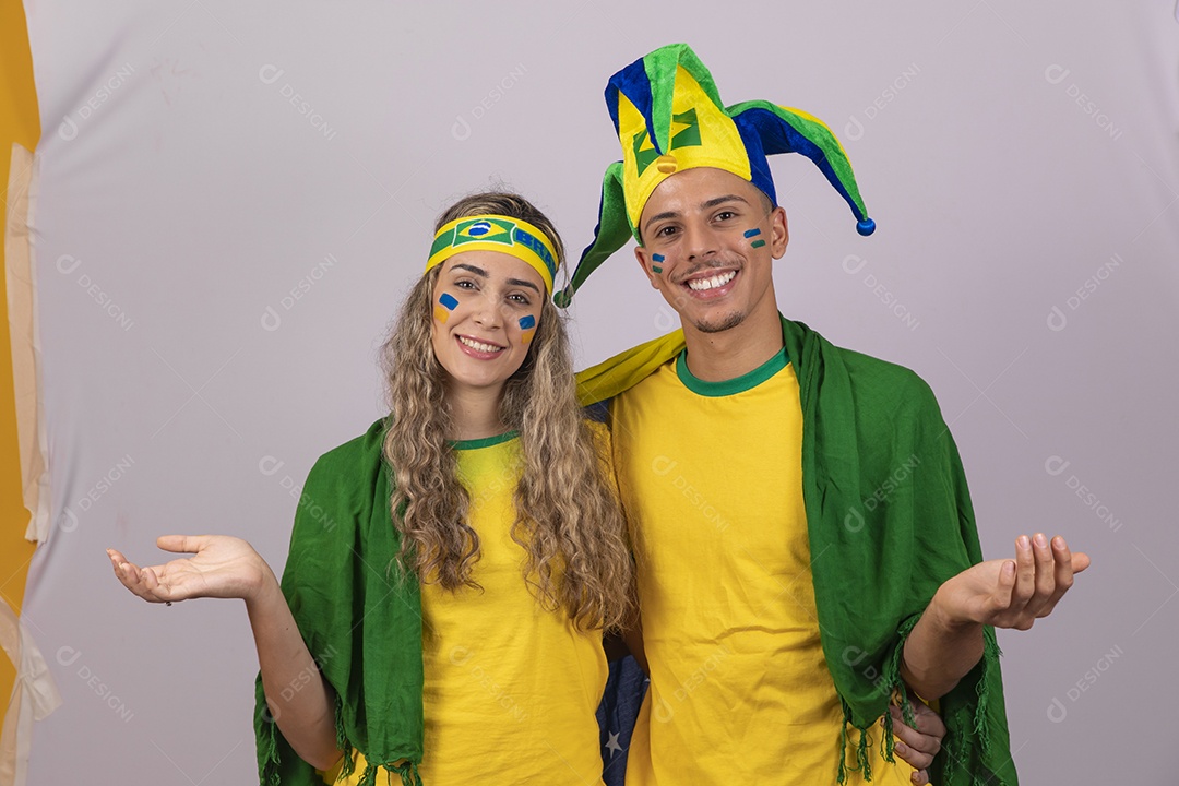 Homem e mulher jovens brasileiros torcedores copa do mundo Futebol