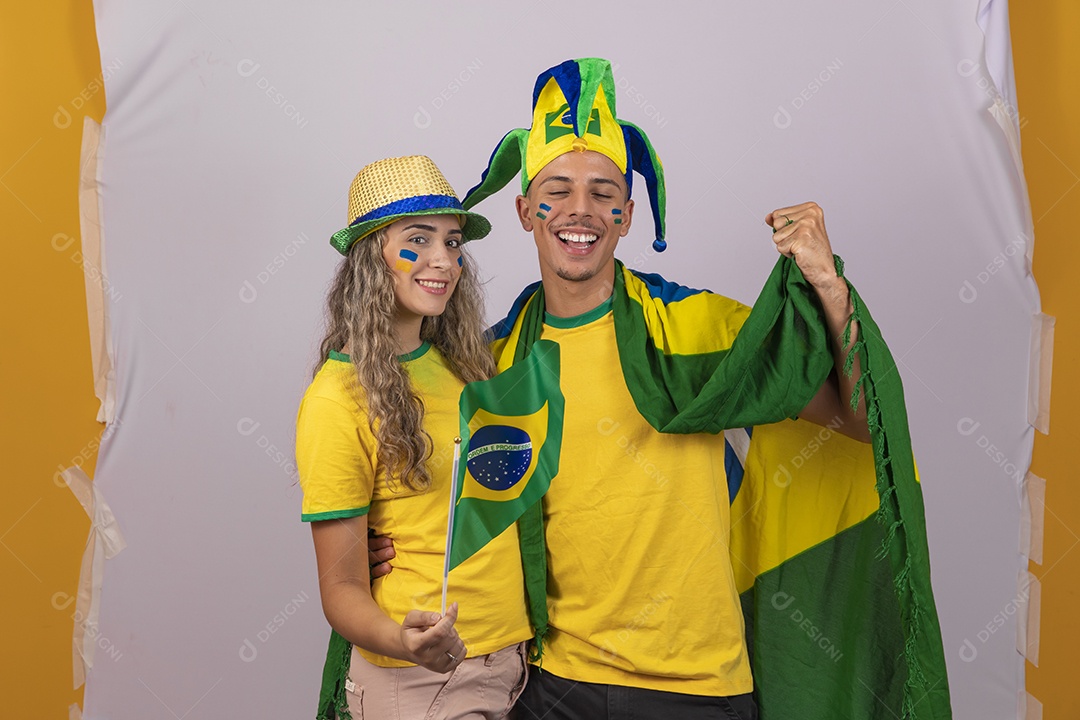 Homem e mulher jovens brasileiros torcedores copa do mundo Futebol