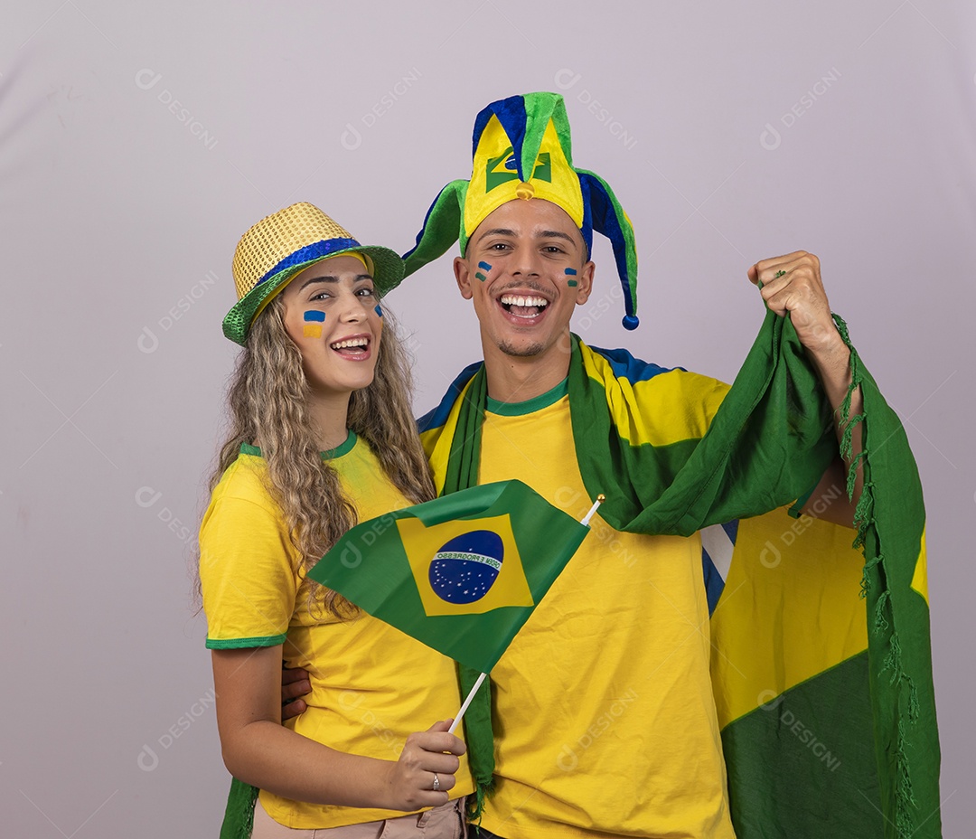 Homem e mulher jovens brasileiros torcedores copa do mundo Futebol