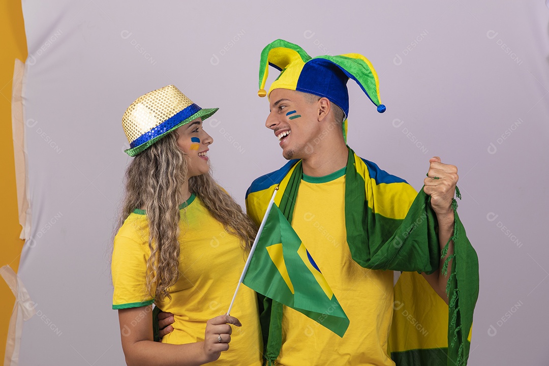 Homem e mulher jovens brasileiros torcedores copa do mundo Futebol