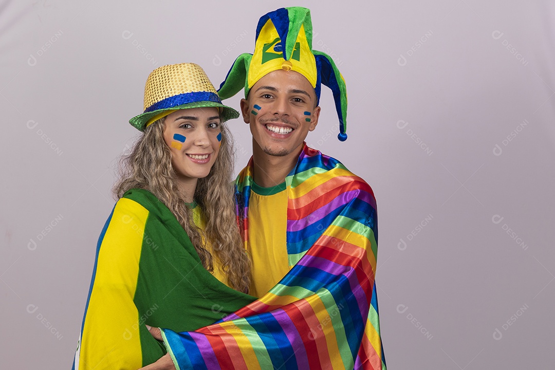 Homem e mulher jovens brasileiros torcedores copa do mundo Futebol