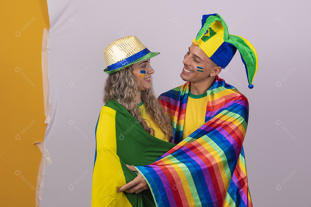 Homem e mulher jovens brasileiros torcedores bandeira LGBTQI+ copa do mundo Futebol