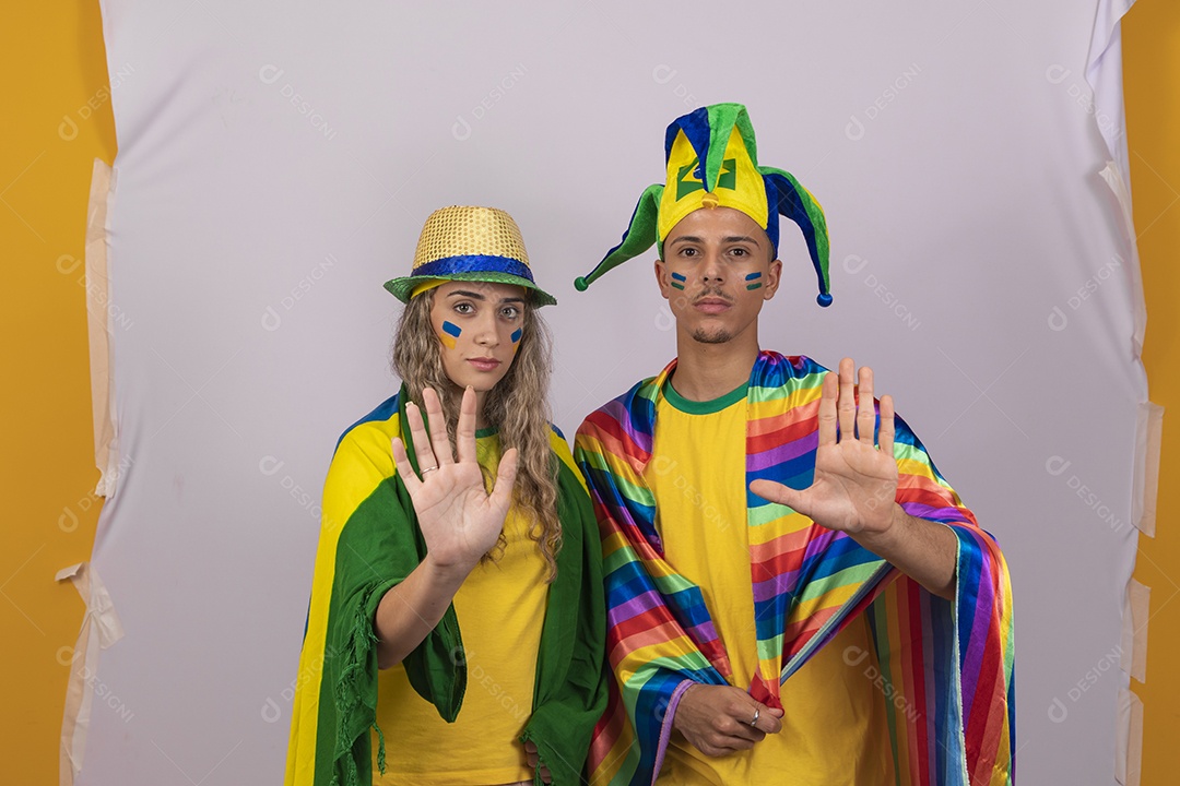 Homem e mulher jovens brasileiros torcedores bandeira LGBTQI+ copa do mundo Futebol