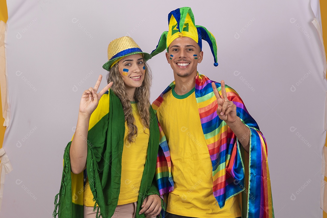 Homem e mulher jovens brasileiros torcedores bandeira LGBTQI+ copa do mundo Futebol