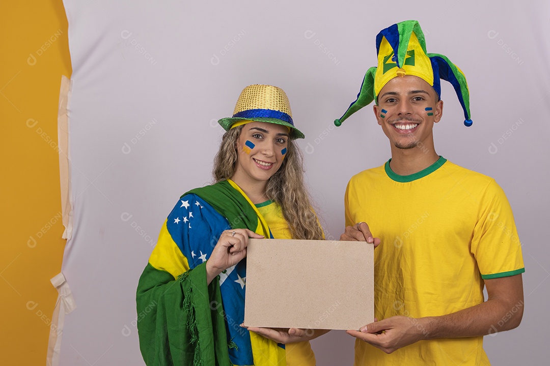 Homem e mulher jovens brasileiros torcedores bandeira LGBTQI+ copa do mundo Futebol
