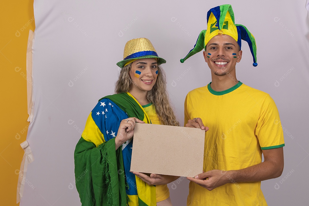 Homem e mulher jovens brasileiros torcedores bandeira LGBTQI+ copa do mundo Futebol