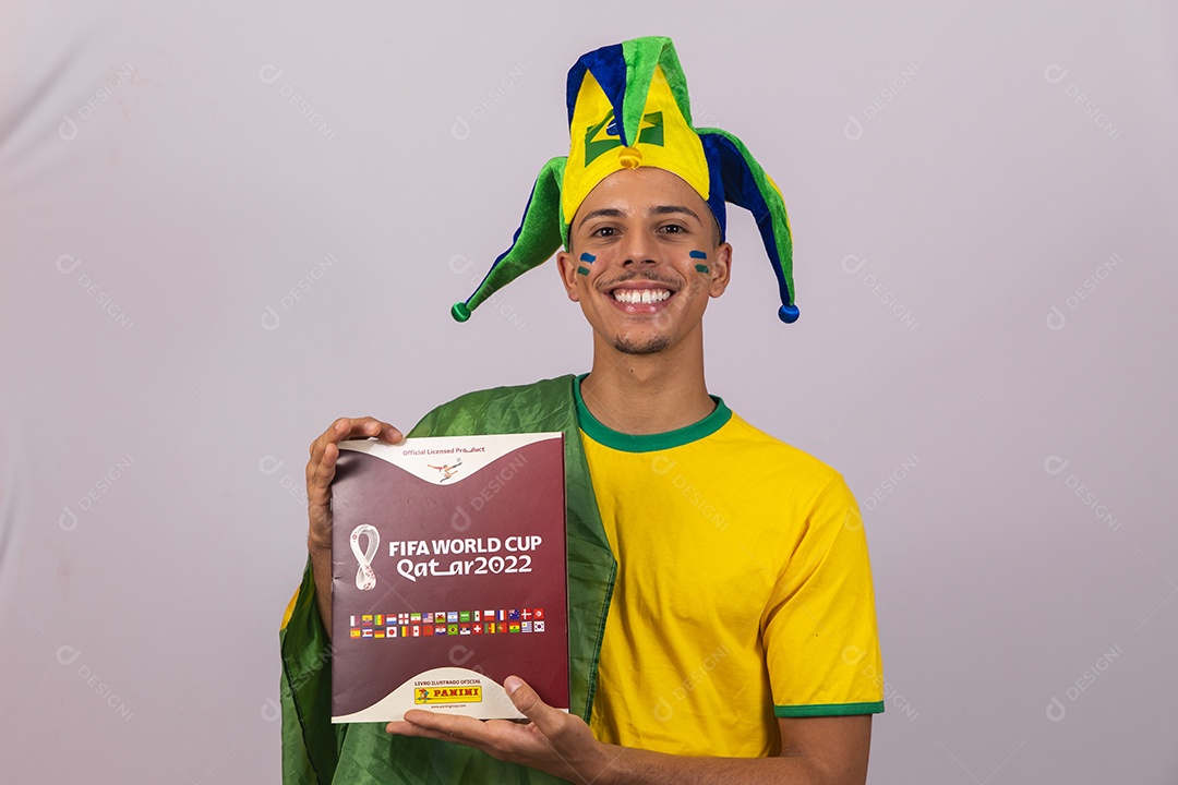 Homem jovem brasileiro torcedor segurando álbum copa do mundo Futebol
