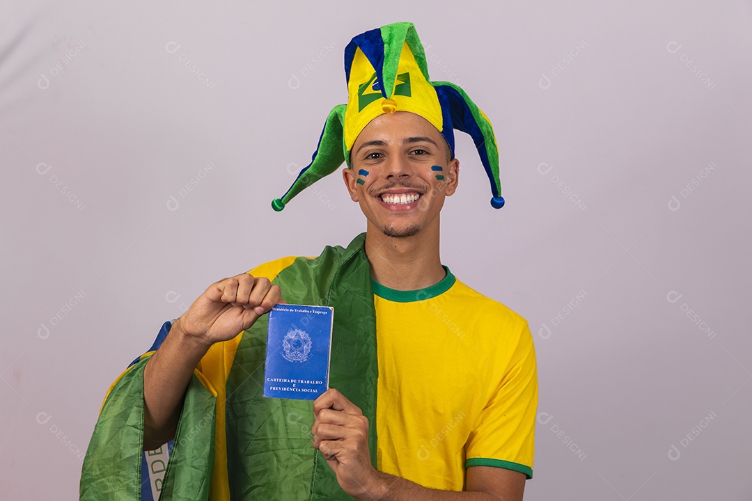 Homem jovem brasileiro torcedor segurando carteira de trabalho copa do mundo Futebol