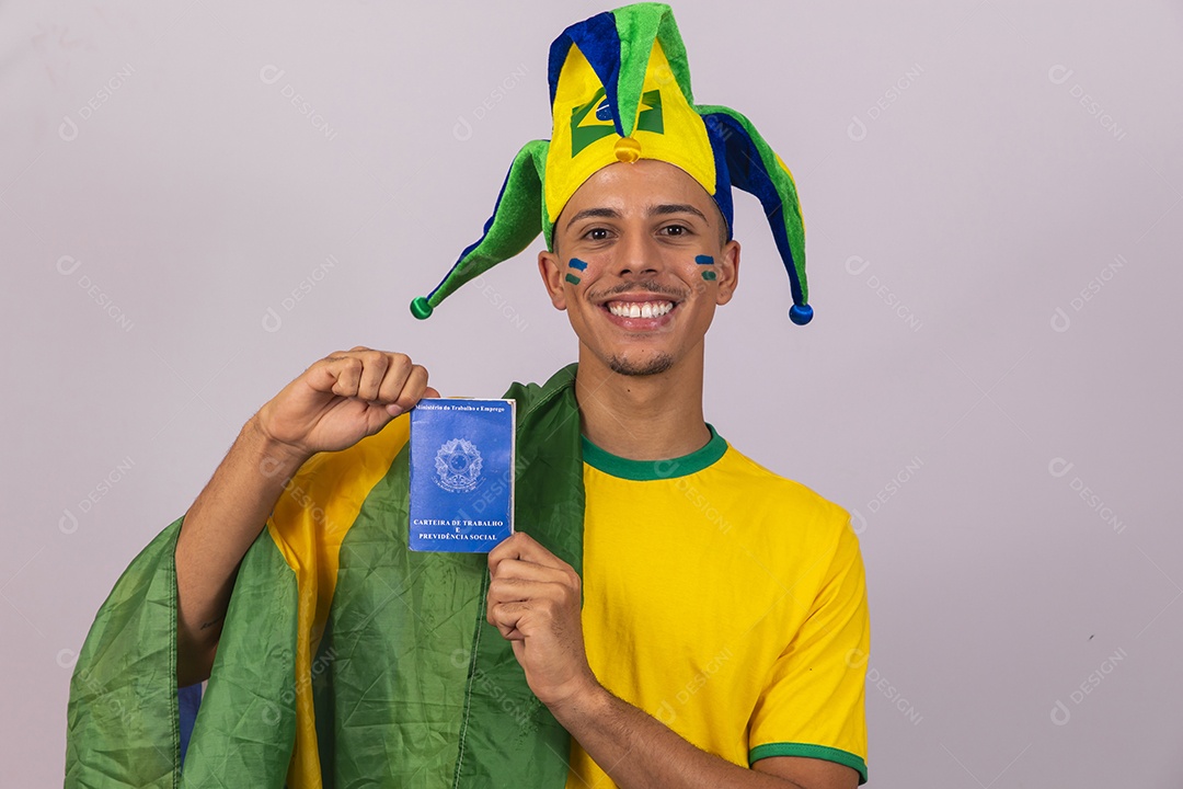 Homem jovem brasileiro torcedor segurando carteira de trabalho copa do mundo Futebol