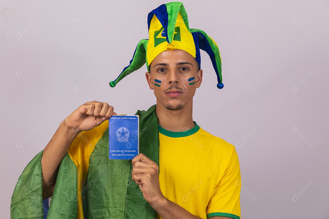 Homem jovem brasileiro torcedor segurando carteira de trabalho copa do mundo Futebol