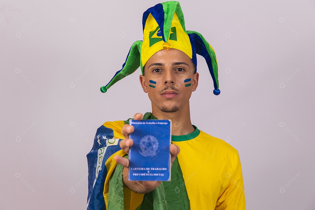 Homem jovem brasileiro torcedor segurando carteira de trabalho copa do mundo Futebol