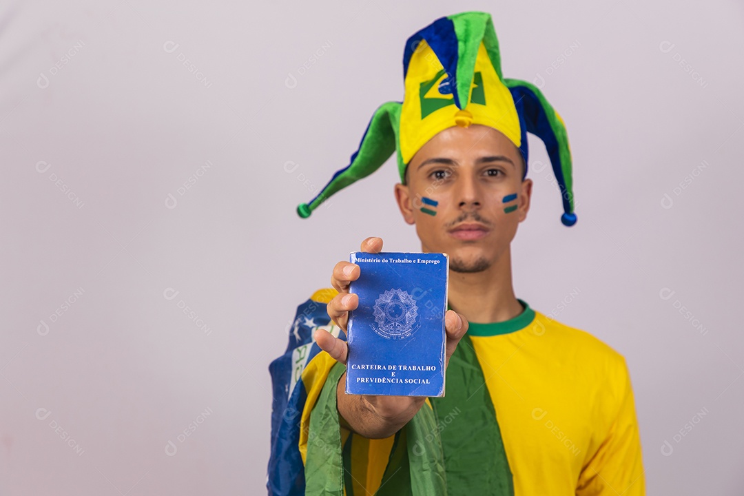 Homem jovem brasileiro torcedor segurando carteira de trabalho copa do mundo Futebol