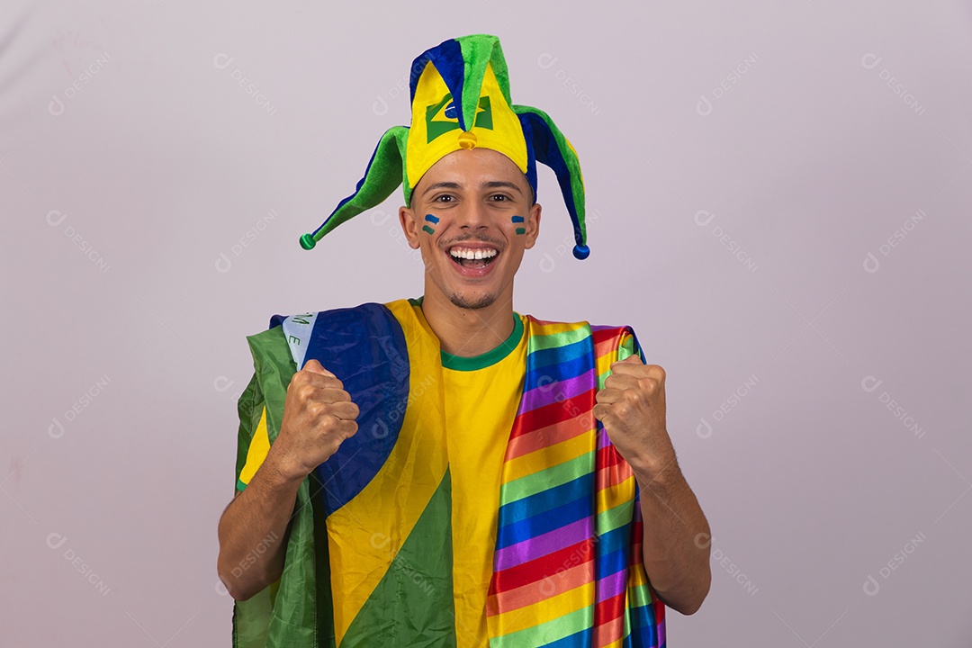 Homem jovem brasileiro torcedor segurando bandeira LGBTQi+ copa do mundo Futebol