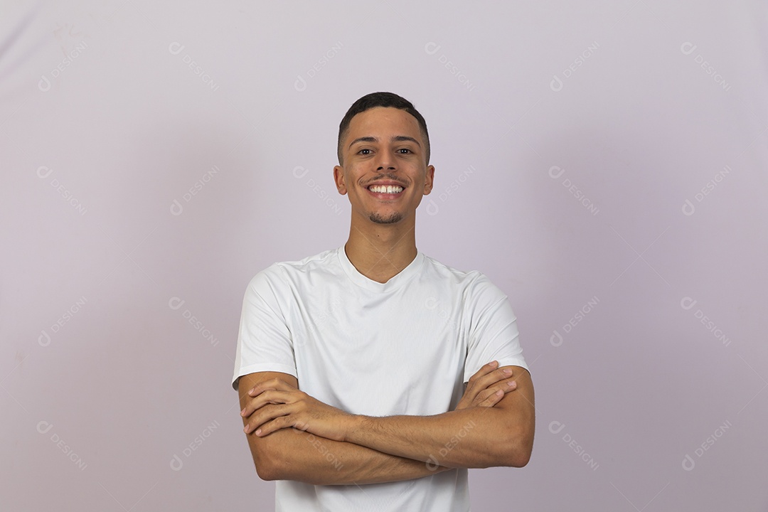 Homem jovem brasileiro sorridente sobre fundo isolado branco