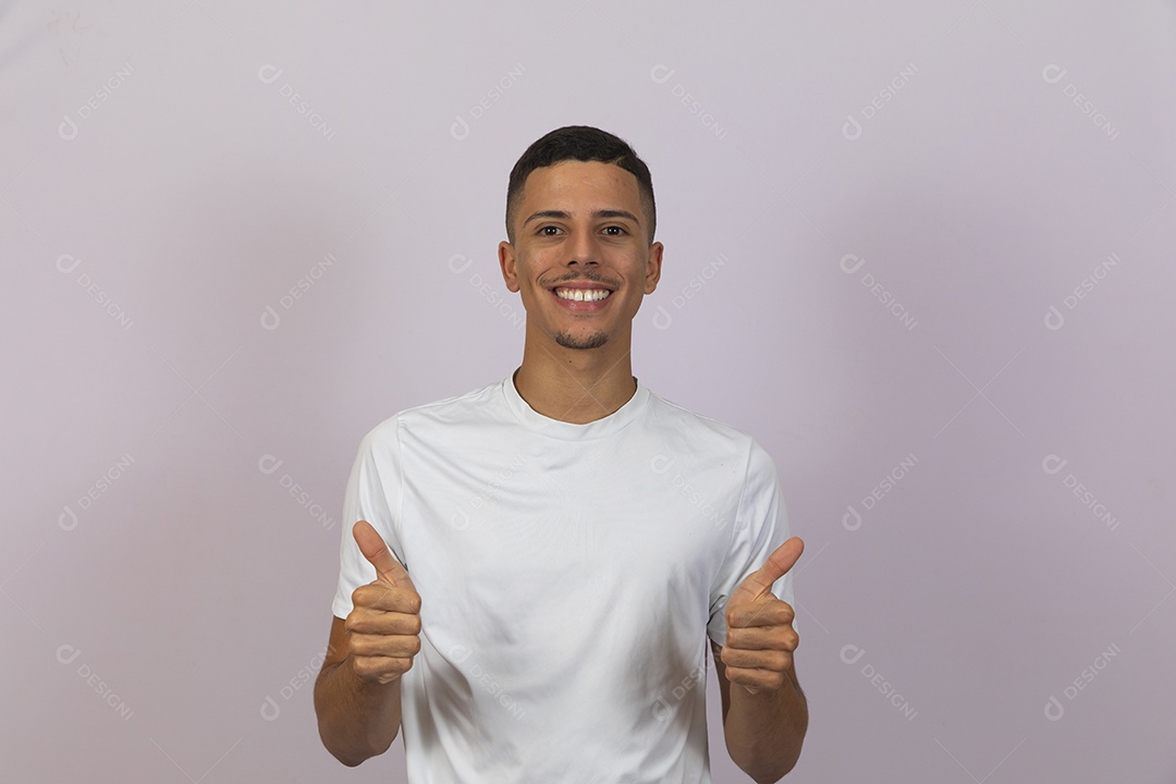 Homem jovem brasileiro sorridente sobre fundo isolado branco