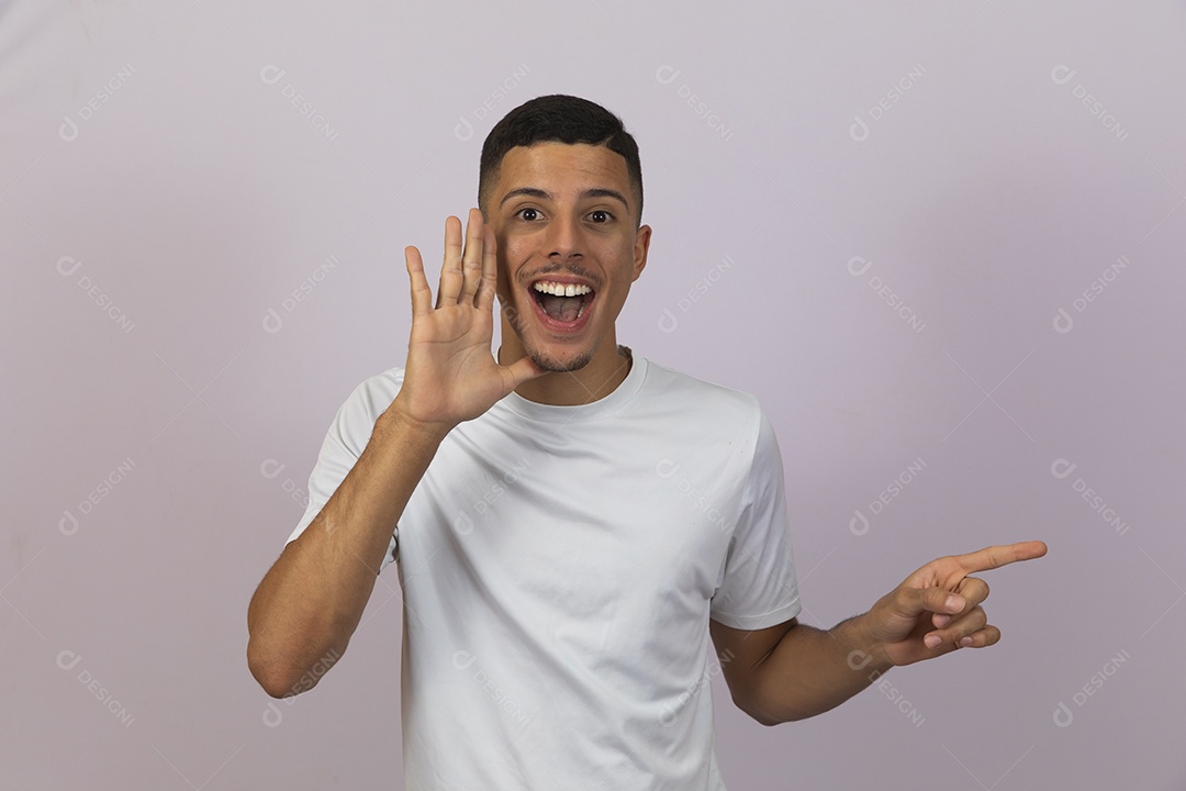 Homem jovem brasileiro sorridente sobre fundo isolado branco