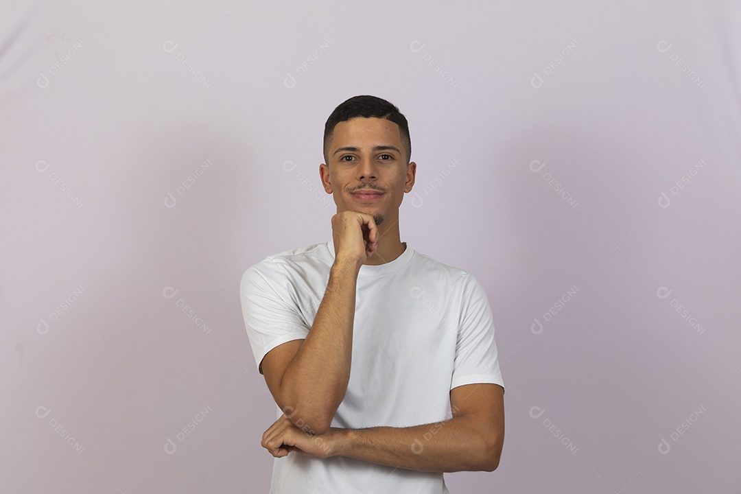 Homem jovem brasileiro sorridente sobre fundo isolado branco
