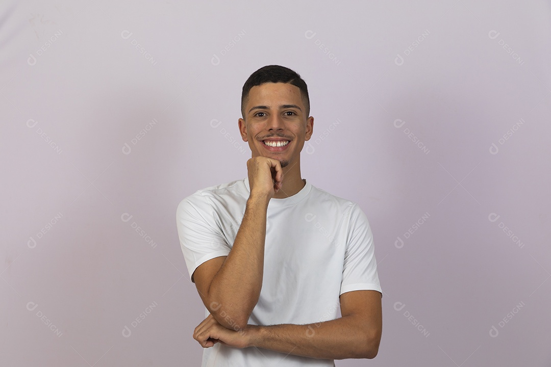 Homem jovem brasileiro sorridente sobre fundo isolado branco