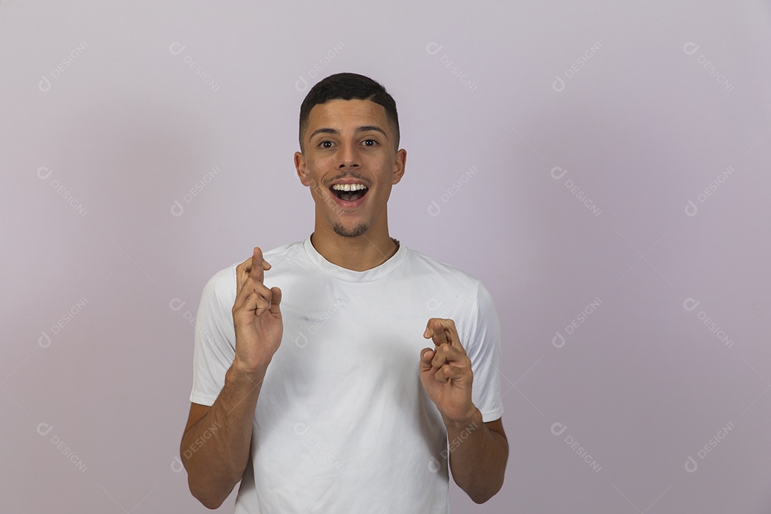 Homem jovem brasileiro sorridente sobre fundo isolado branco