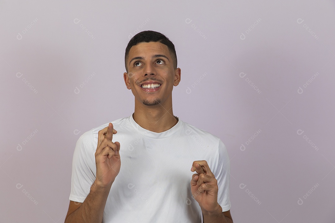 Homem jovem brasileiro sorridente sobre fundo isolado branco