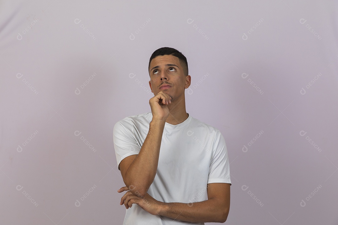 Homem jovem brasileiro sorridente sobre fundo isolado branco