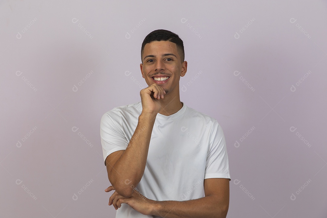 Homem jovem brasileiro sorridente sobre fundo isolado branco