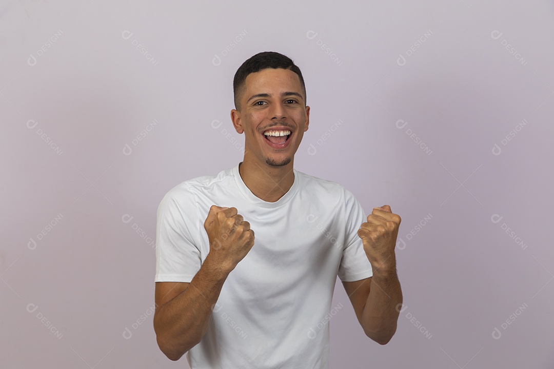 Homem jovem brasileiro sorridente sobre fundo isolado branco