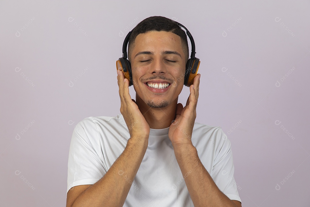 Homem jovem brasileiro usando fones de ouvido sobre fundo isolado branco