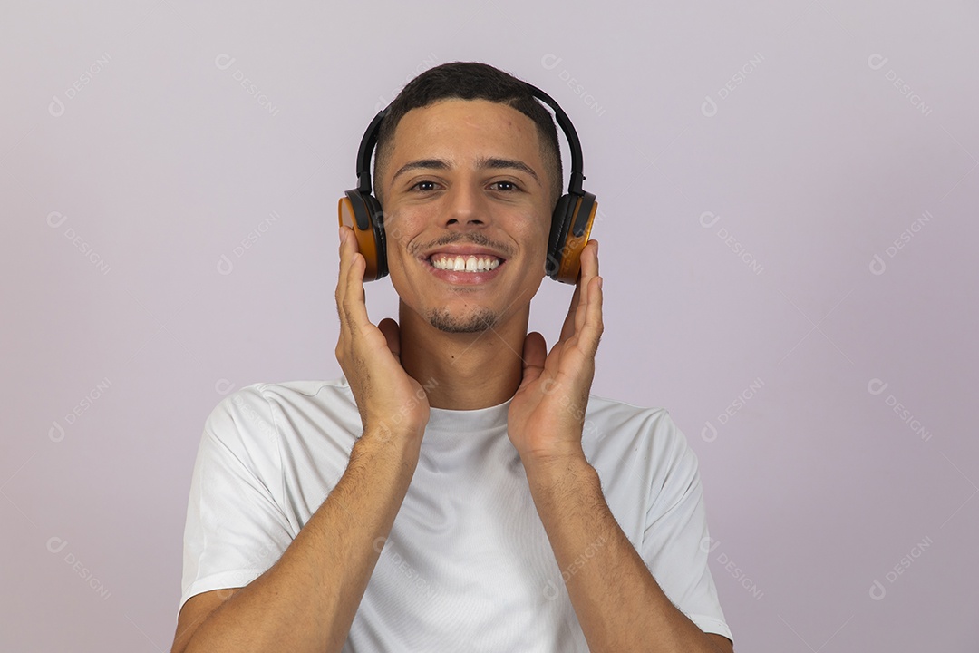 Homem jovem brasileiro usando fones de ouvido sobre fundo isolado branco