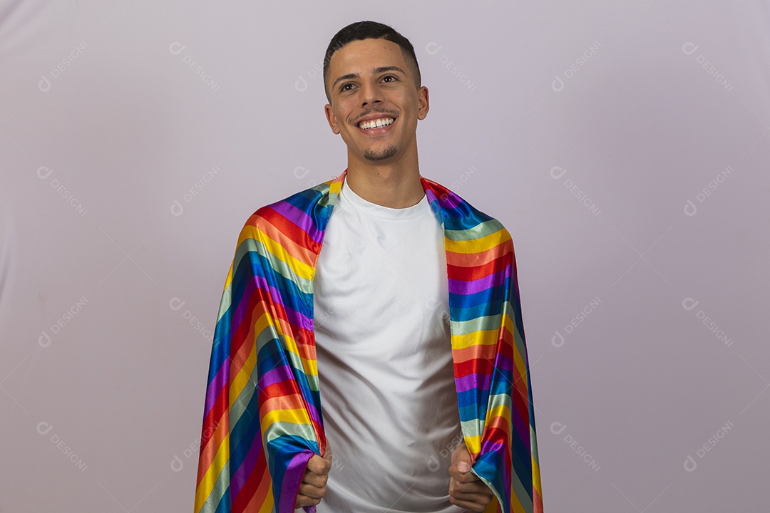 Homem jovem brasileiro segurando bandeira LGBTQI+ Orgulho Gay