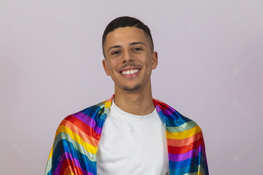 Homem jovem brasileiro segurando bandeira LGBTQI+ Orgulho Gay