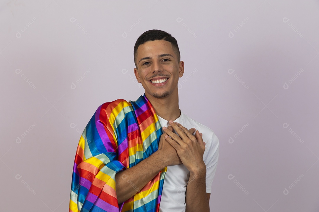 Homem jovem brasileiro segurando bandeira LGBTQI+ Orgulho Gay
