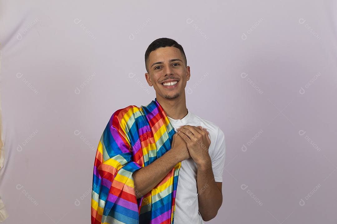 Homem jovem brasileiro segurando bandeira LGBTQI+ Orgulho Gay