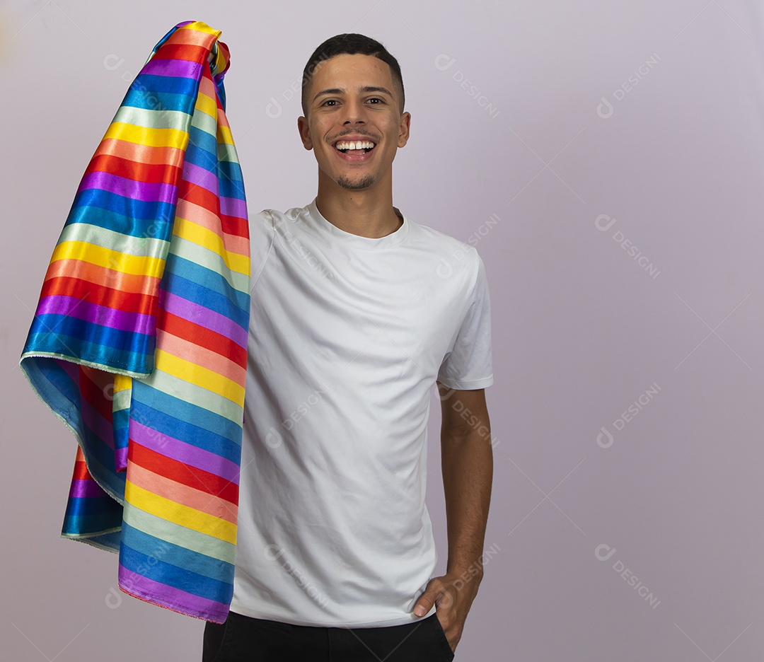 Homem jovem brasileiro segurando bandeira LGBTQI+ Orgulho Gay