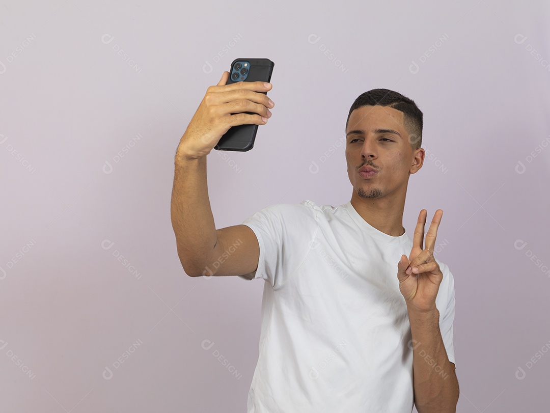 Homem jovem brasileiro segurando bandeira celular smartphone fundo branco
