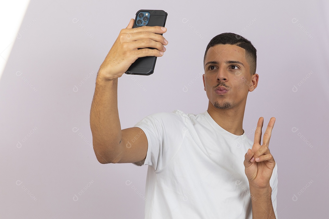 Homem jovem brasileiro segurando bandeira celular smartphone fundo branco