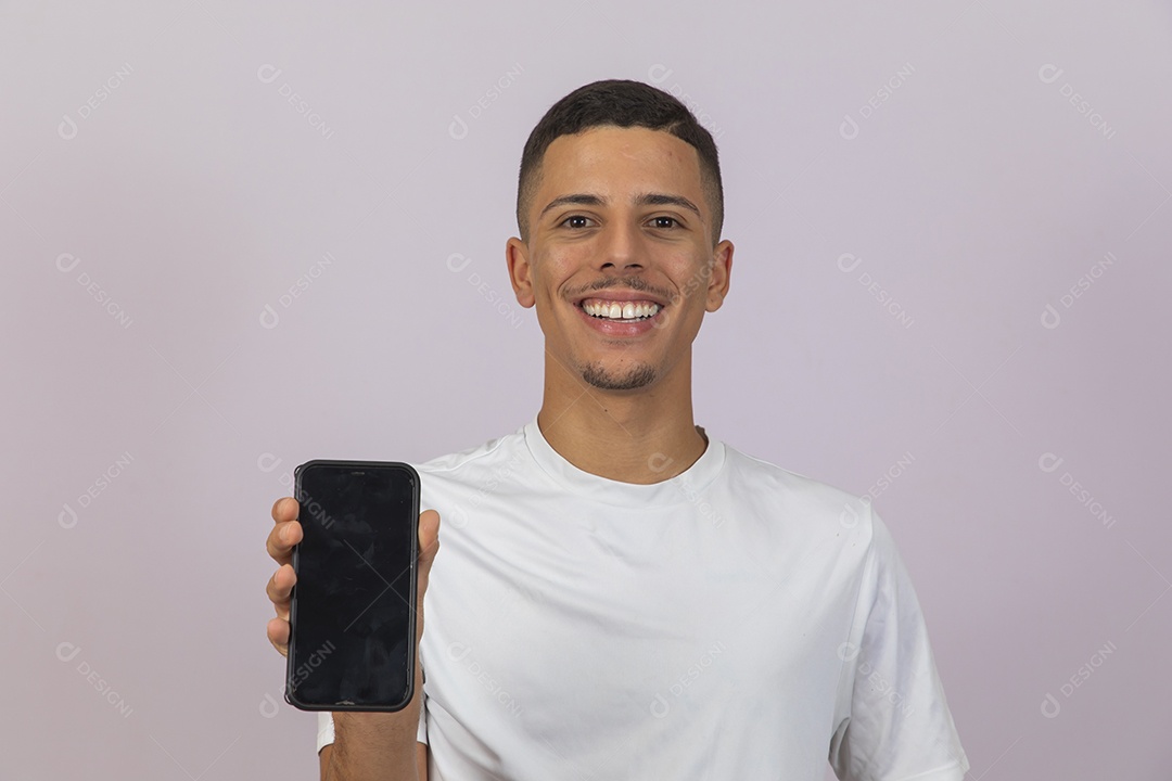 Homem jovem brasileiro segurando bandeira celular smartphone fundo branco