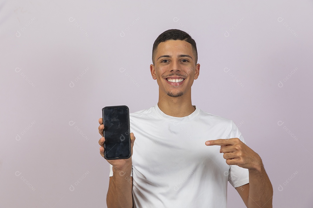Homem jovem brasileiro segurando bandeira celular smartphone fundo branco