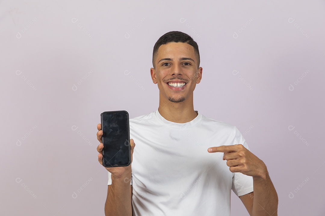 Homem jovem brasileiro segurando bandeira celular smartphone fundo branco