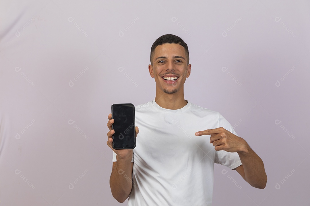 Homem jovem brasileiro segurando bandeira celular smartphone fundo branco