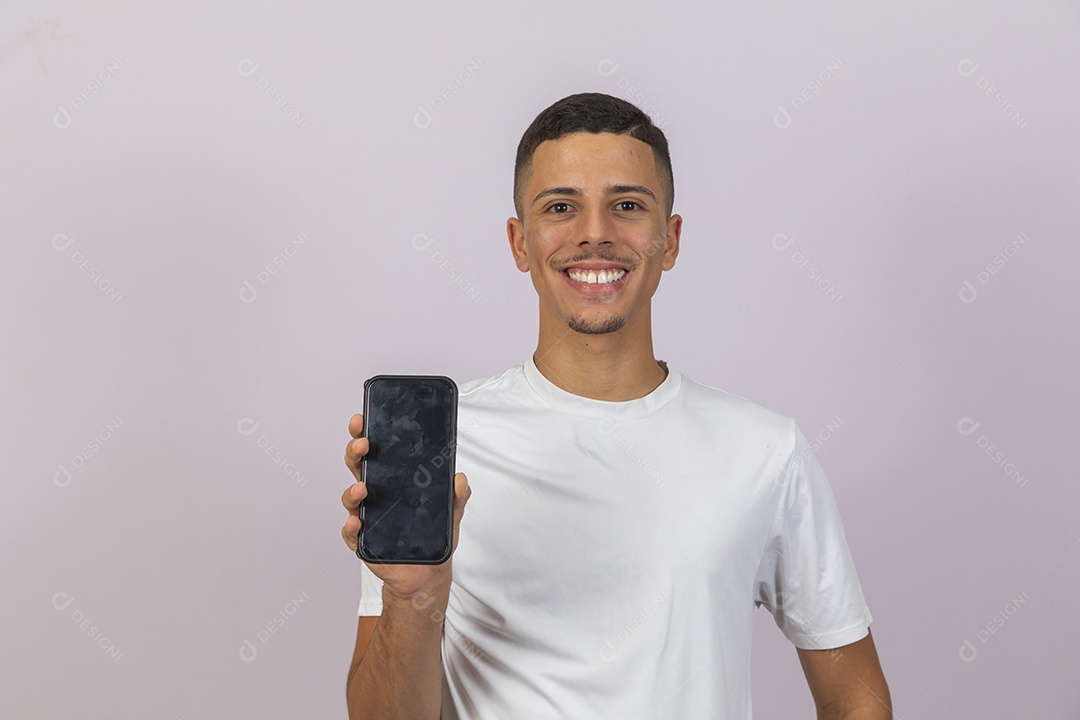 Homem jovem brasileiro segurando bandeira celular smartphone fundo branco