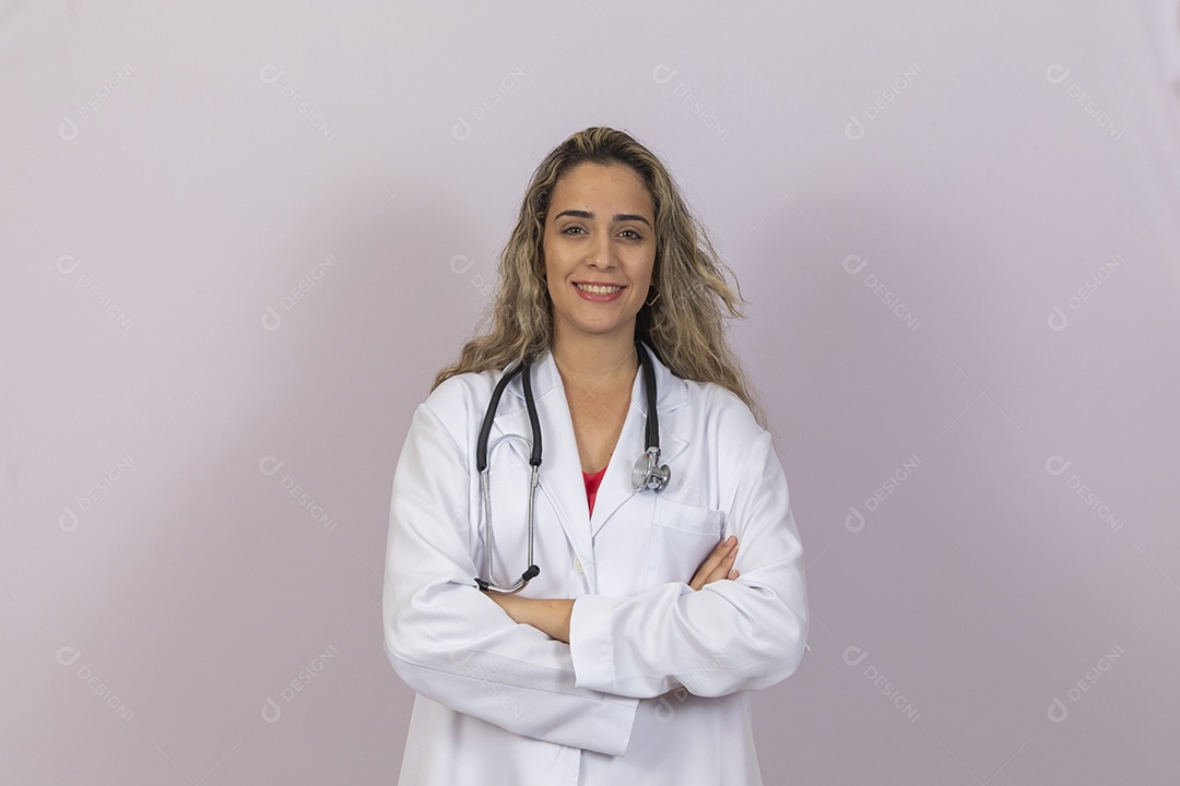Linda Mulher jovem brasileira usando jaleco branco medica