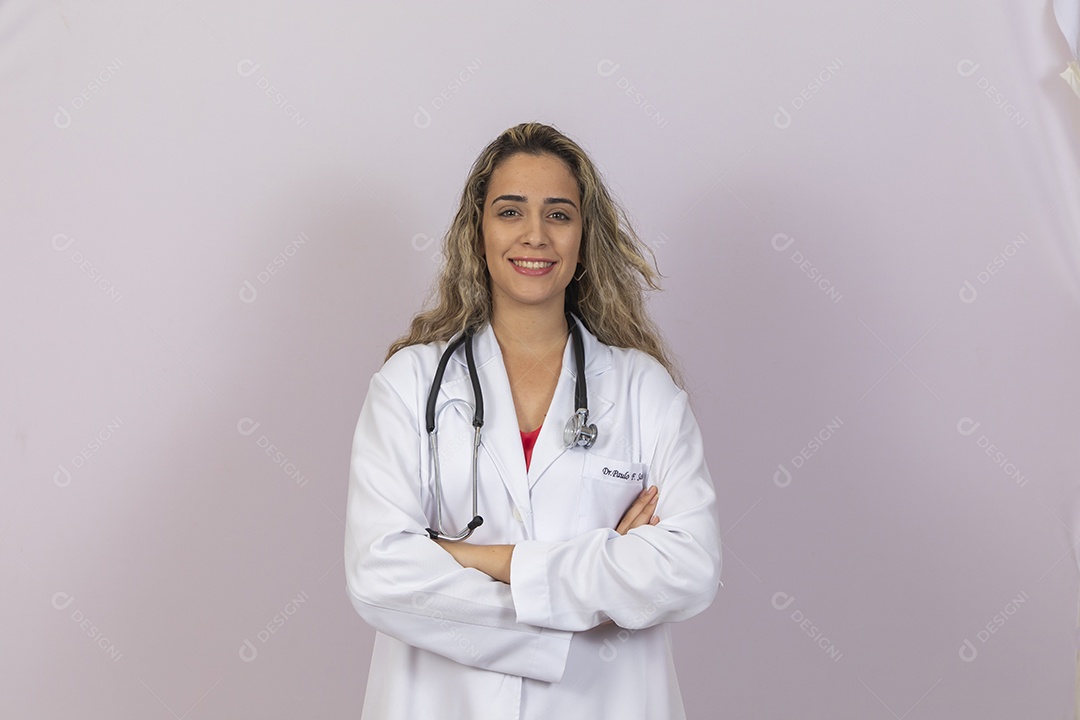 Linda Mulher jovem brasileira usando jaleco branco medica