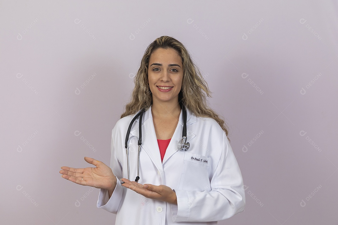 Linda Mulher jovem brasileira usando jaleco branco medica