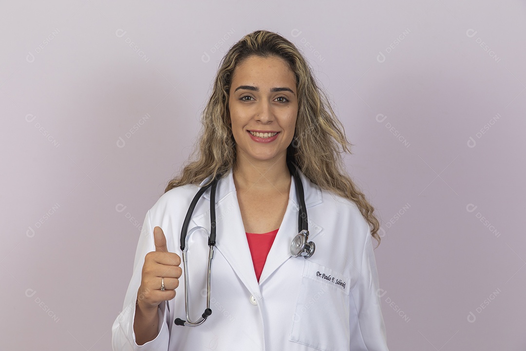 Linda Mulher jovem brasileira usando jaleco branco medica
