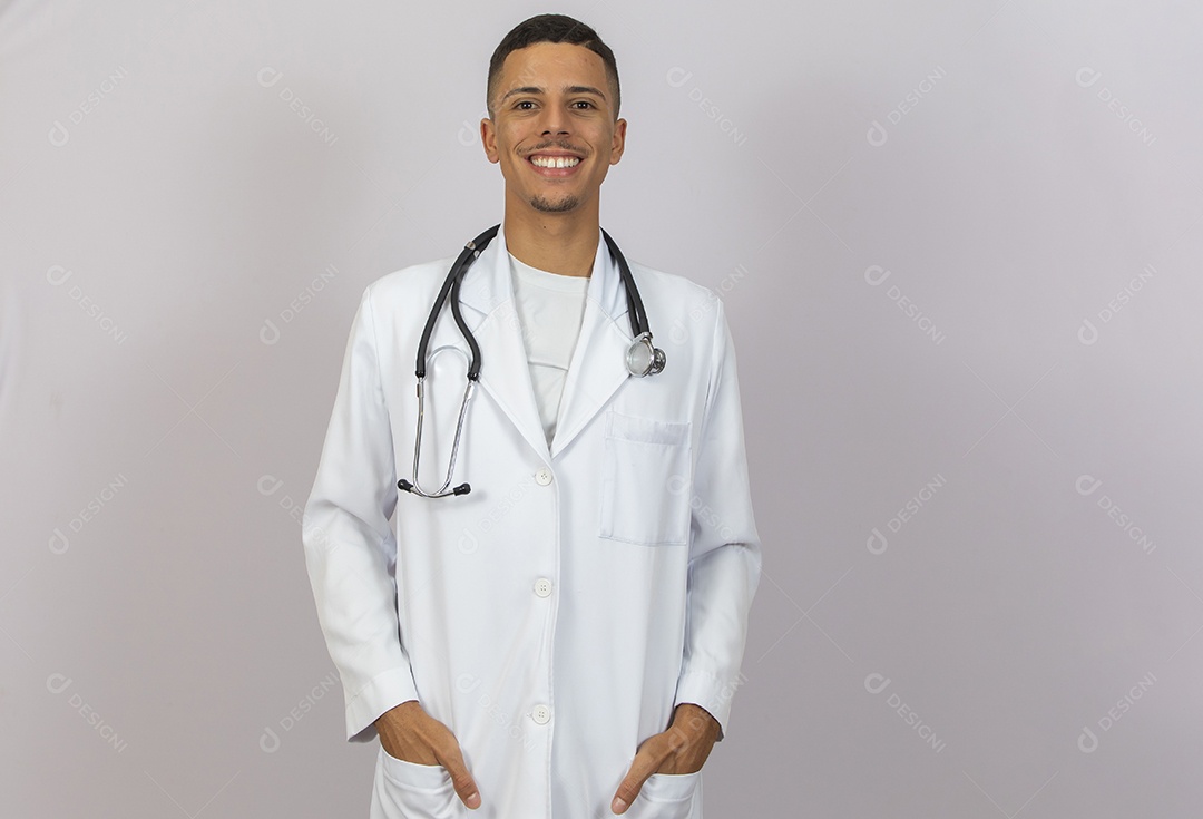 Homem jovem brasileira usando jaleco branco medico