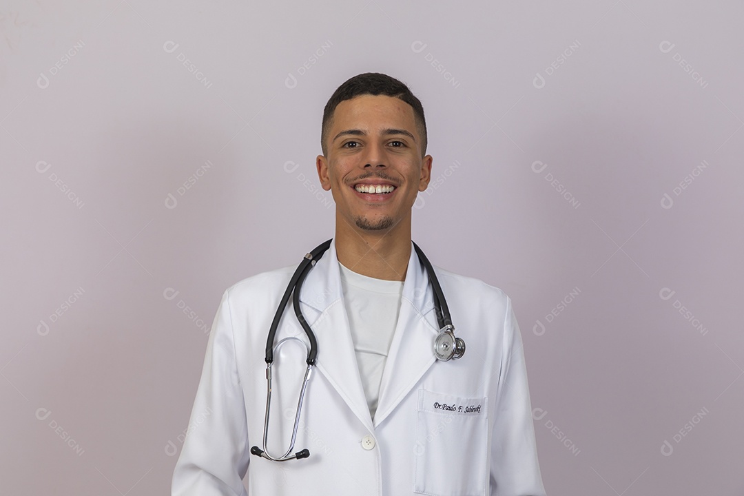 Homem jovem brasileira usando jaleco branco medico