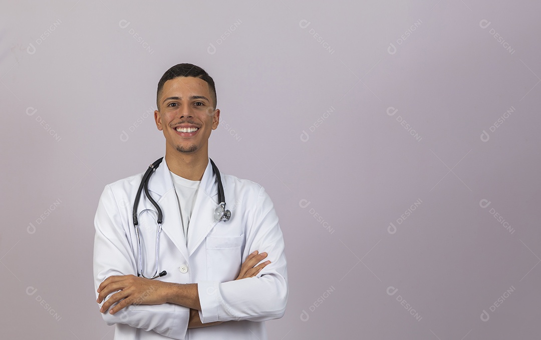 Homem jovem usando jaleco branco medico