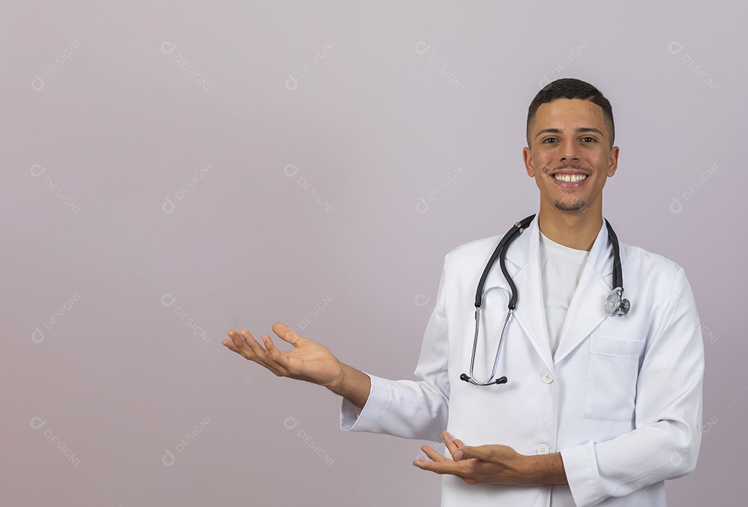 Homem jovem brasileira usando jaleco branco medico