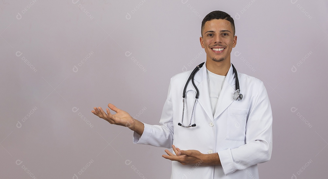 Homem jovem brasileira usando jaleco branco medico